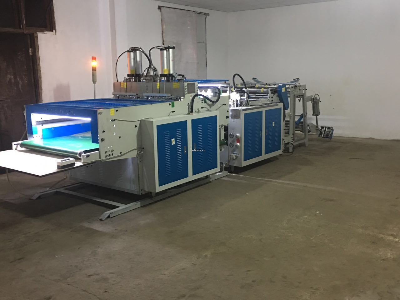 超高速制袋機(jī) 超市購物袋制袋機(jī)一、特點(diǎn)：本機(jī)以HDPE、LDPE筒膜為原料，是制作超市袋、背心袋、馬甲袋、市場(chǎng)袋的理想設(shè)備，本機(jī)具有節(jié)省人工、降低成本、一次成型、故障率低、產(chǎn)量高等特點(diǎn)，良好性能的色標(biāo)跟蹤儀，使封切長度更準(zhǔn)確，誤差更小。采用先進(jìn)的電腦，長度調(diào)整方便，精確。